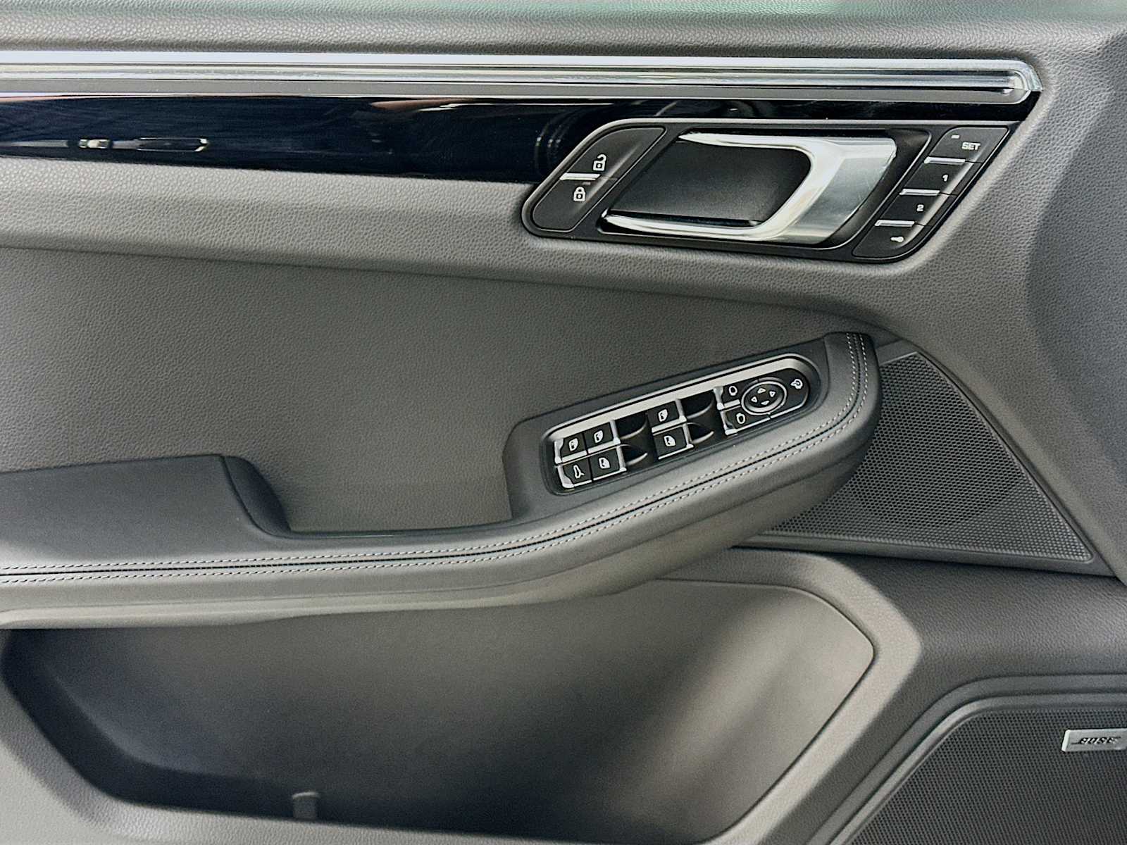 2026 Porsche Macan T photo 10