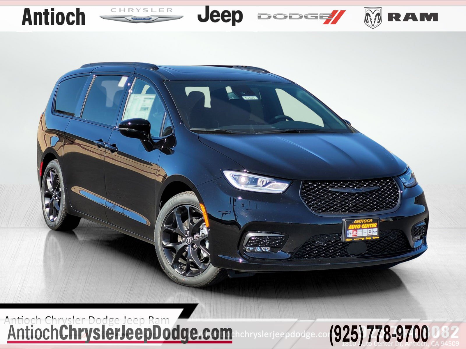 2026 Chrysler Pacifica Limited's photo