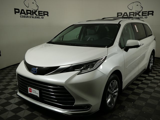 2024 Toyota Sienna Limited's photo