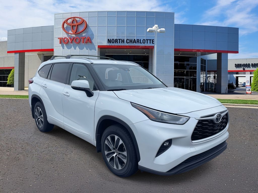 2022 Toyota Highlander XLE's photo
