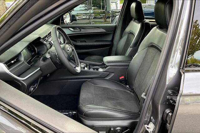 2025 Jeep Grand Cherokee Altitude photo 10