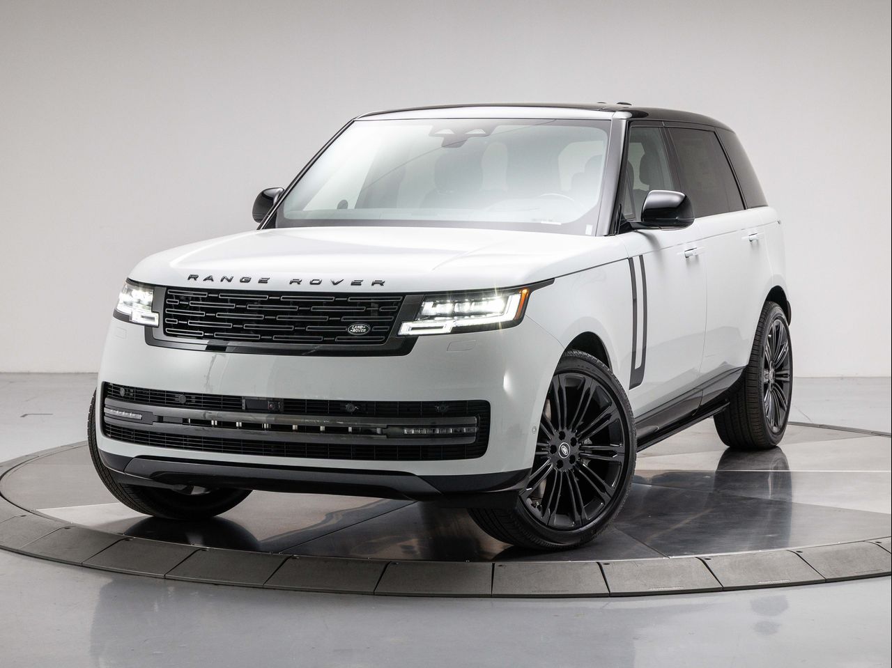 2025 Land Rover Range Rover SE's photo