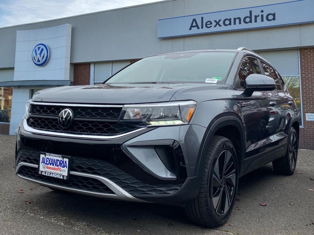 2024 Volkswagen Taos SE's photo