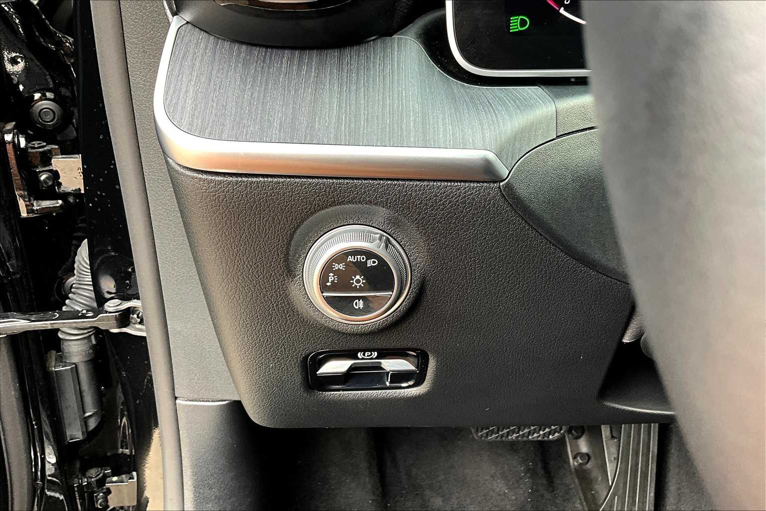 2025 Mercedes Benz C 300 photo 29