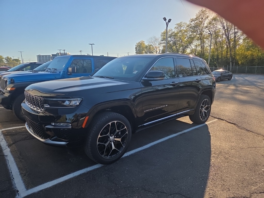 2025 Jeep Grand Cherokee Summit photo 2