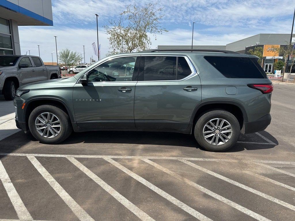 2023 Chevrolet Traverse Cloth photo 2