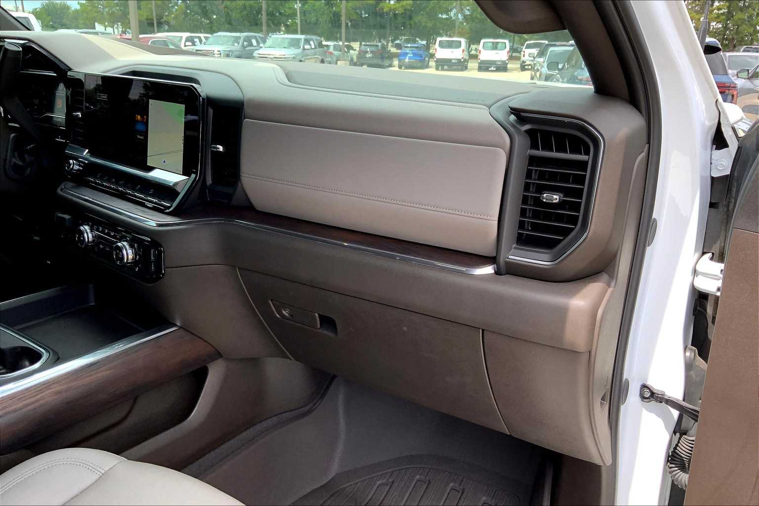 2024 Gmc Sierra HD SLT photo 17