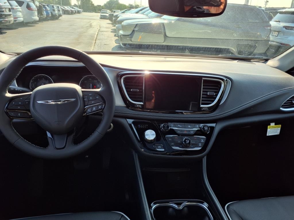 2026 Chrysler Pacifica Limited photo 14