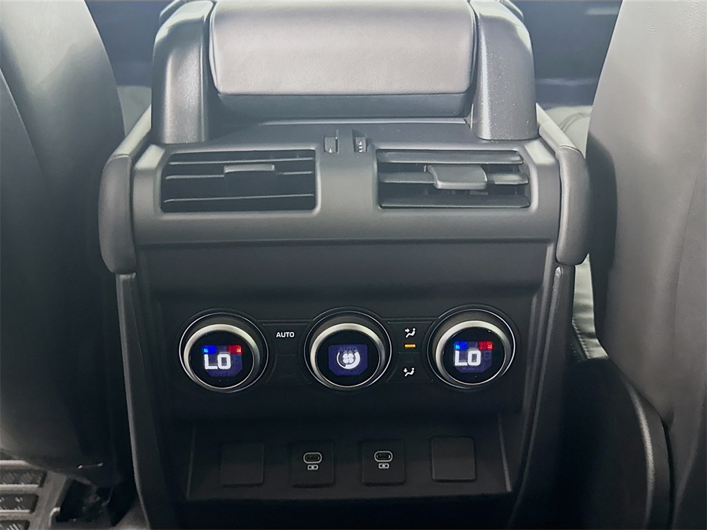 2025 Land Rover Defender 110 X-Dynamic SE photo 17
