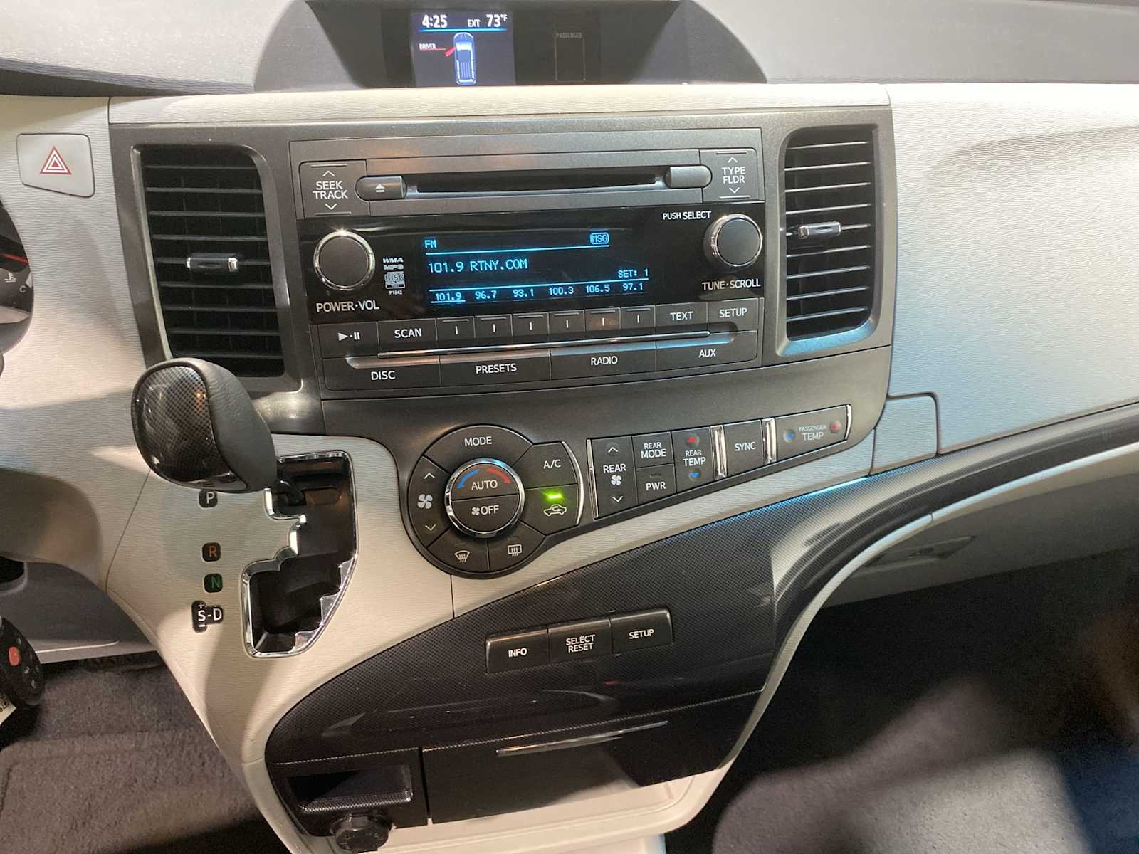 2011 Toyota Sienna SE photo 16
