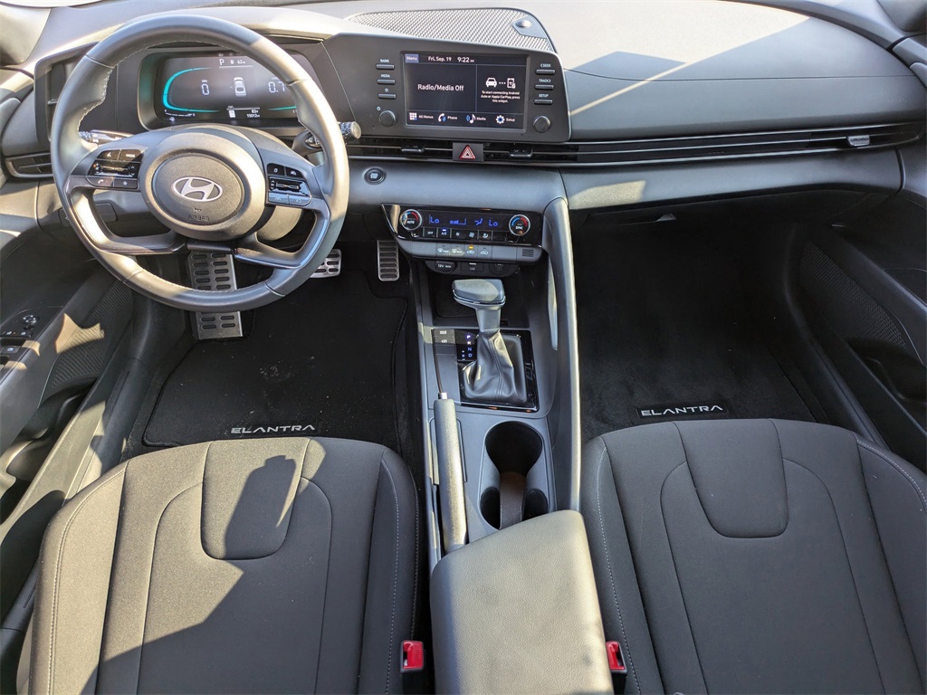 2025 Hyundai Elantra SEL Sport photo 13