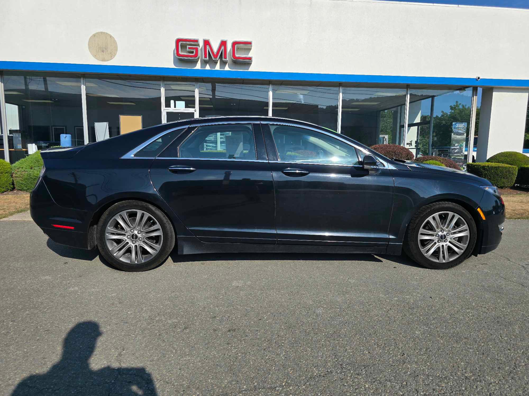 2016 Lincoln MKZ Base photo 2