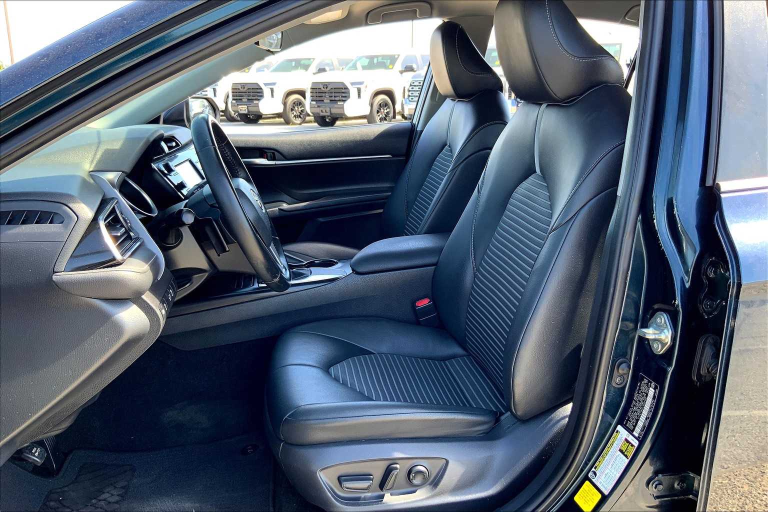 2020 Toyota Camry SE photo 7
