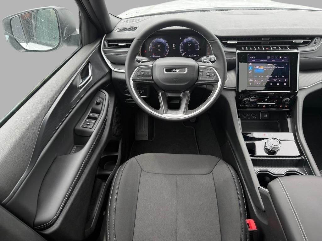 2025 Jeep Grand Cherokee Laredo Altitude photo 4
