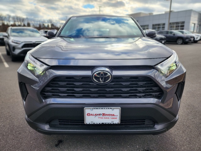 2025 Toyota RAV4 LE's photo