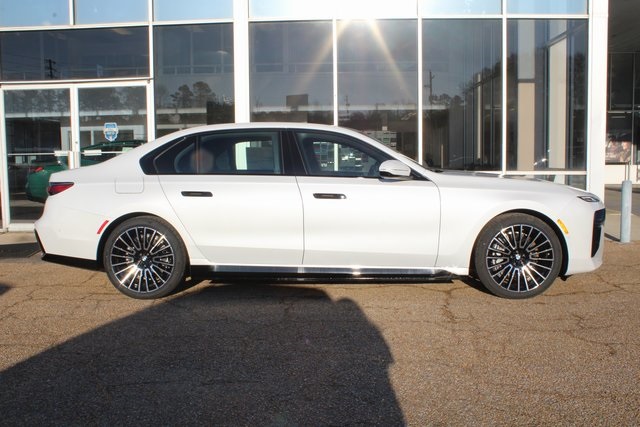 2025 Bmw 750e photo 2