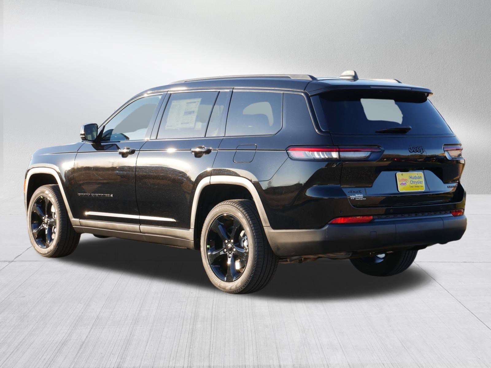 2025 Jeep Grand Cherokee Limited photo 3