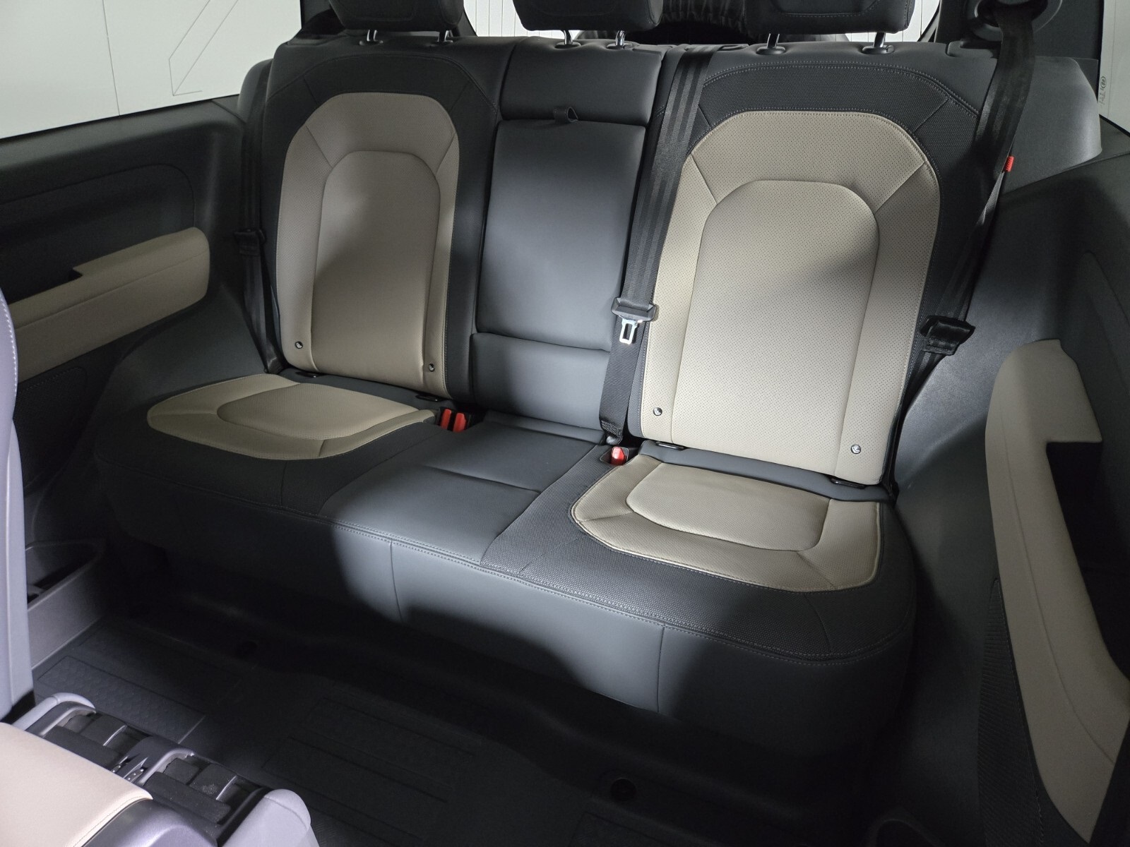 2023 Land Rover Defender 90 X-Dynamic SE photo 3