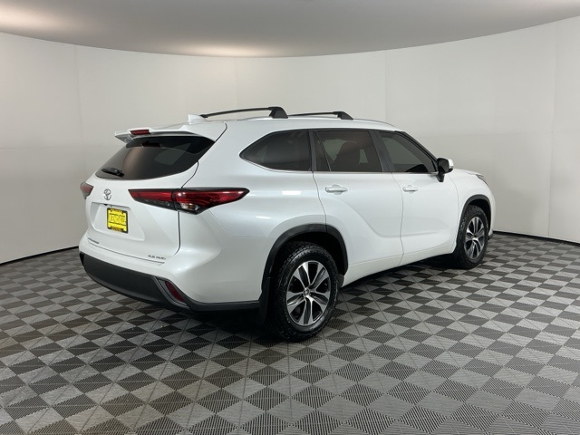 2023 Toyota Highlander XLE photo 2