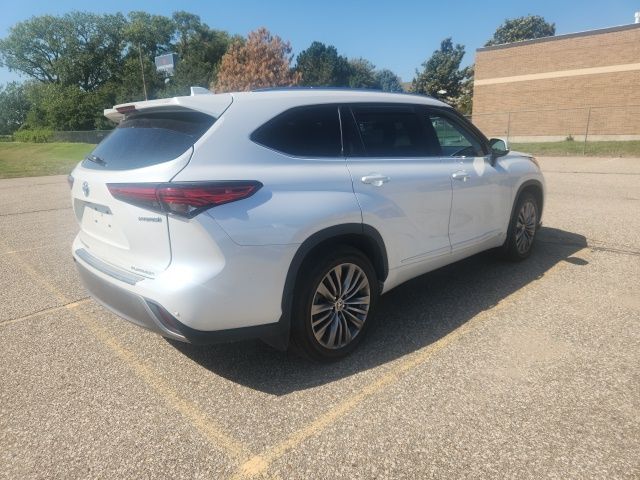 2022 Toyota Highlander Hybrid Platinum photo 3
