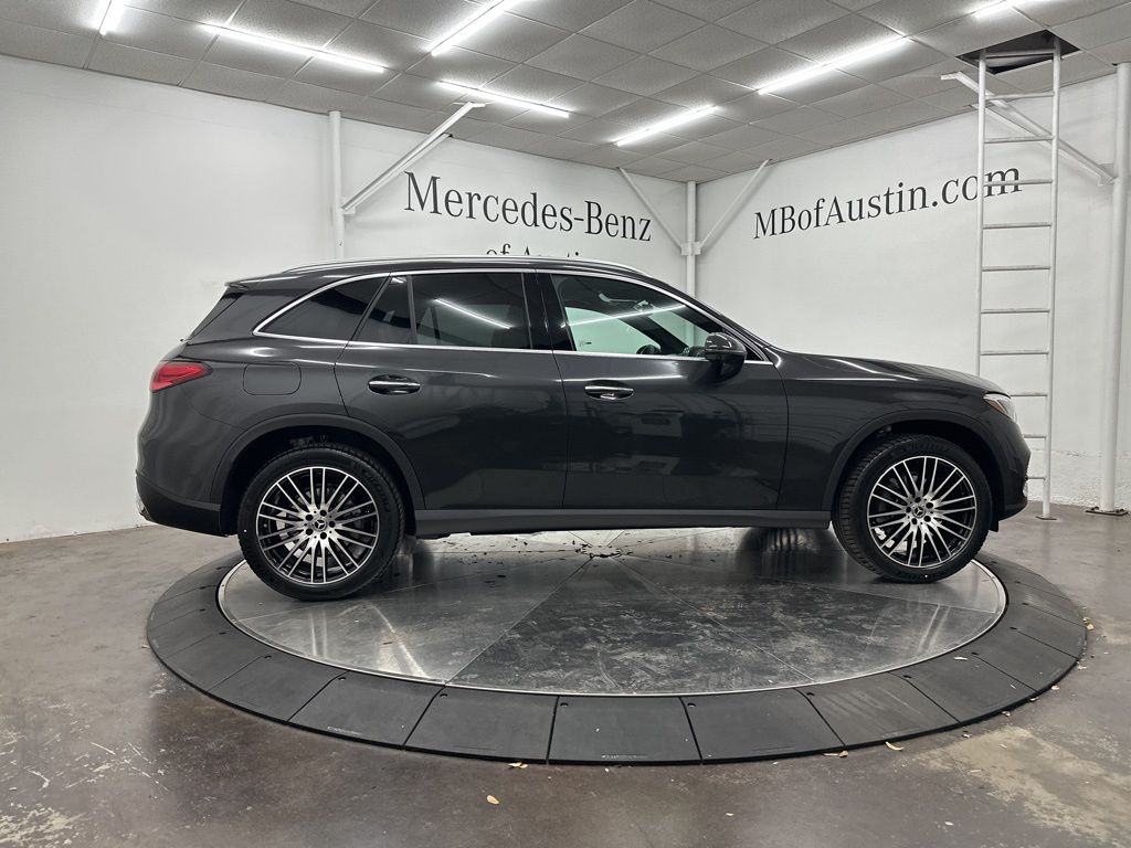 2025 Mercedes Benz GLC 300 photo 5