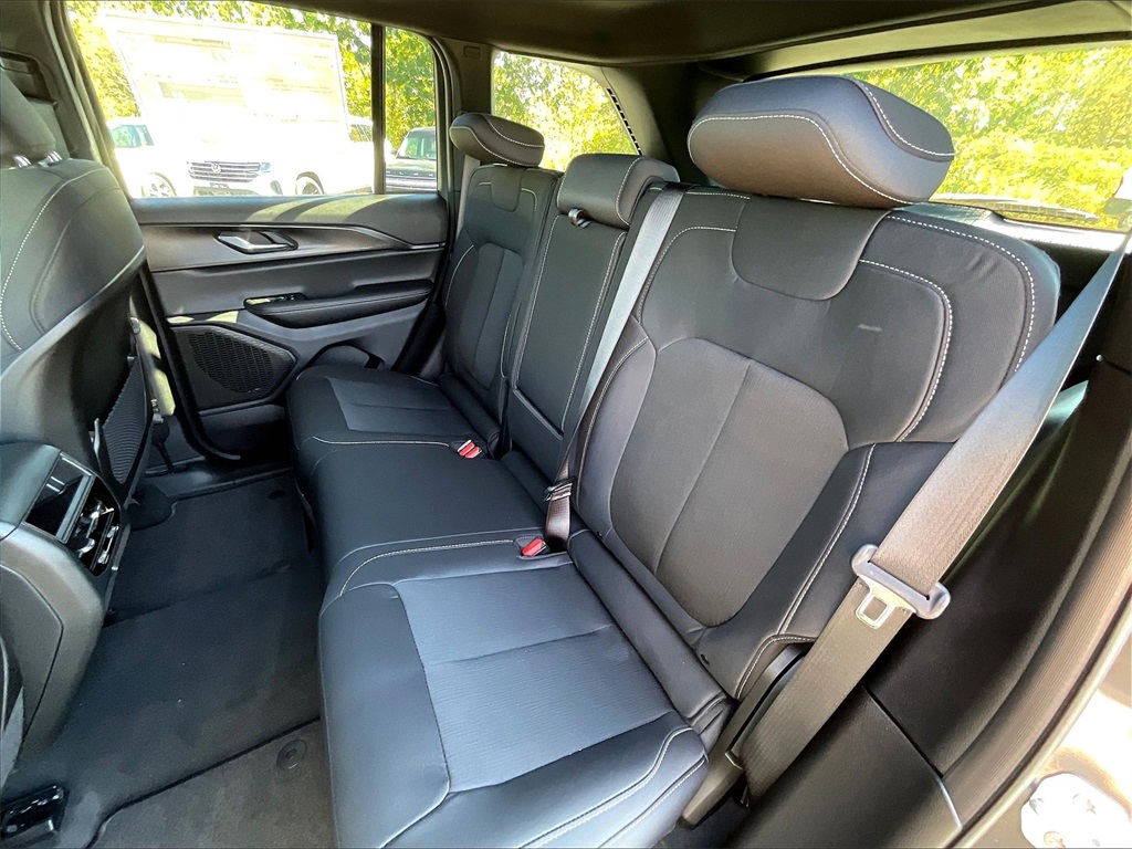 2025 Jeep Grand Cherokee Laredo X photo 14