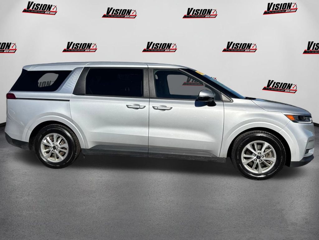 2023 Kia Carnival LX photo 4