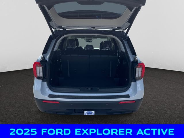 2025 Ford Explorer photo 2