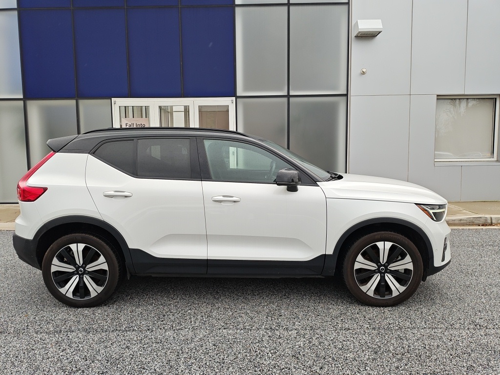 2023 Volvo XC40 Recharge Twin Plus photo 2