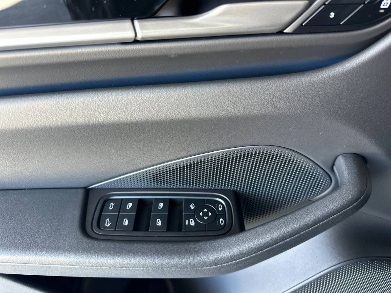 2025 Porsche Macan Electric photo 12