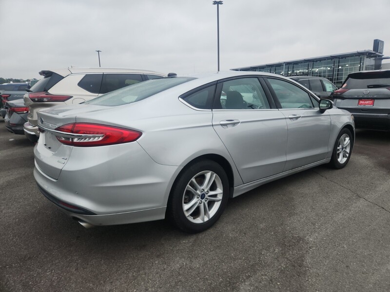 2018 Ford Fusion SE photo 2