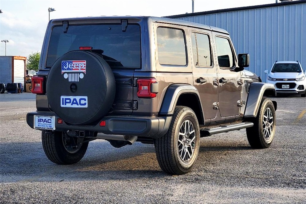 2025 Jeep Wrangler Sahara photo 4