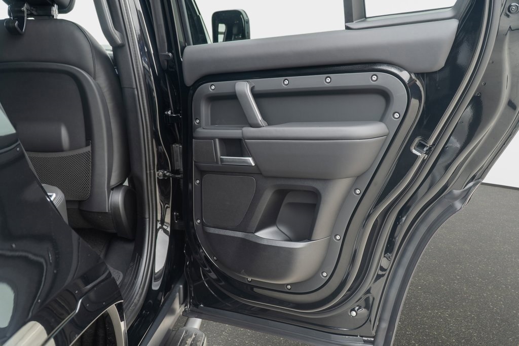 2025 Land Rover Defender 130 X-Dynamic SE photo 16