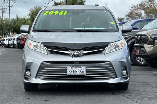 2018 Toyota Sienna XLE photo 9