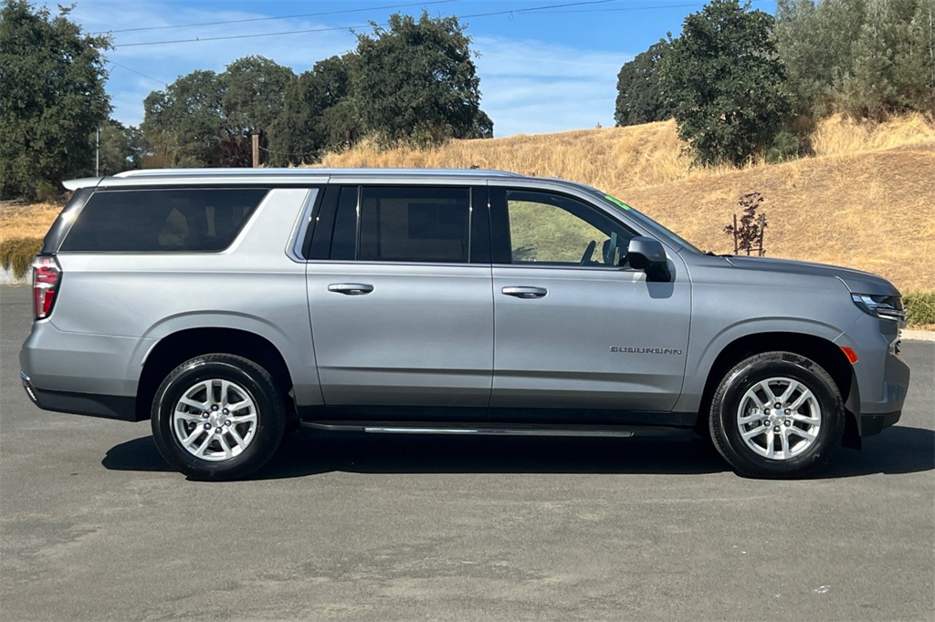 2023 Chevrolet Suburban LT photo 7