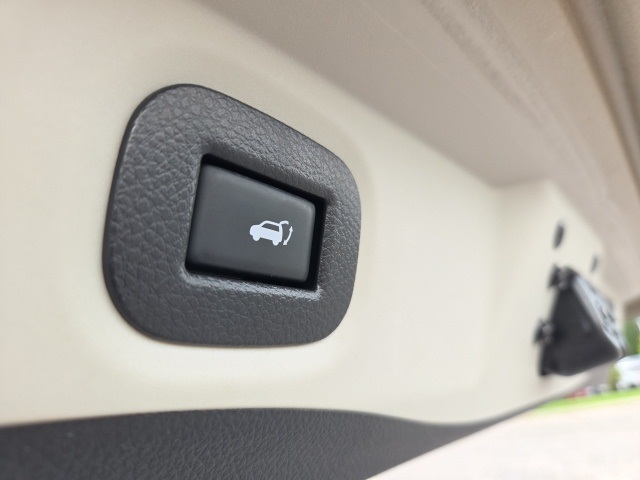 2017 Nissan Rogue SV photo 18