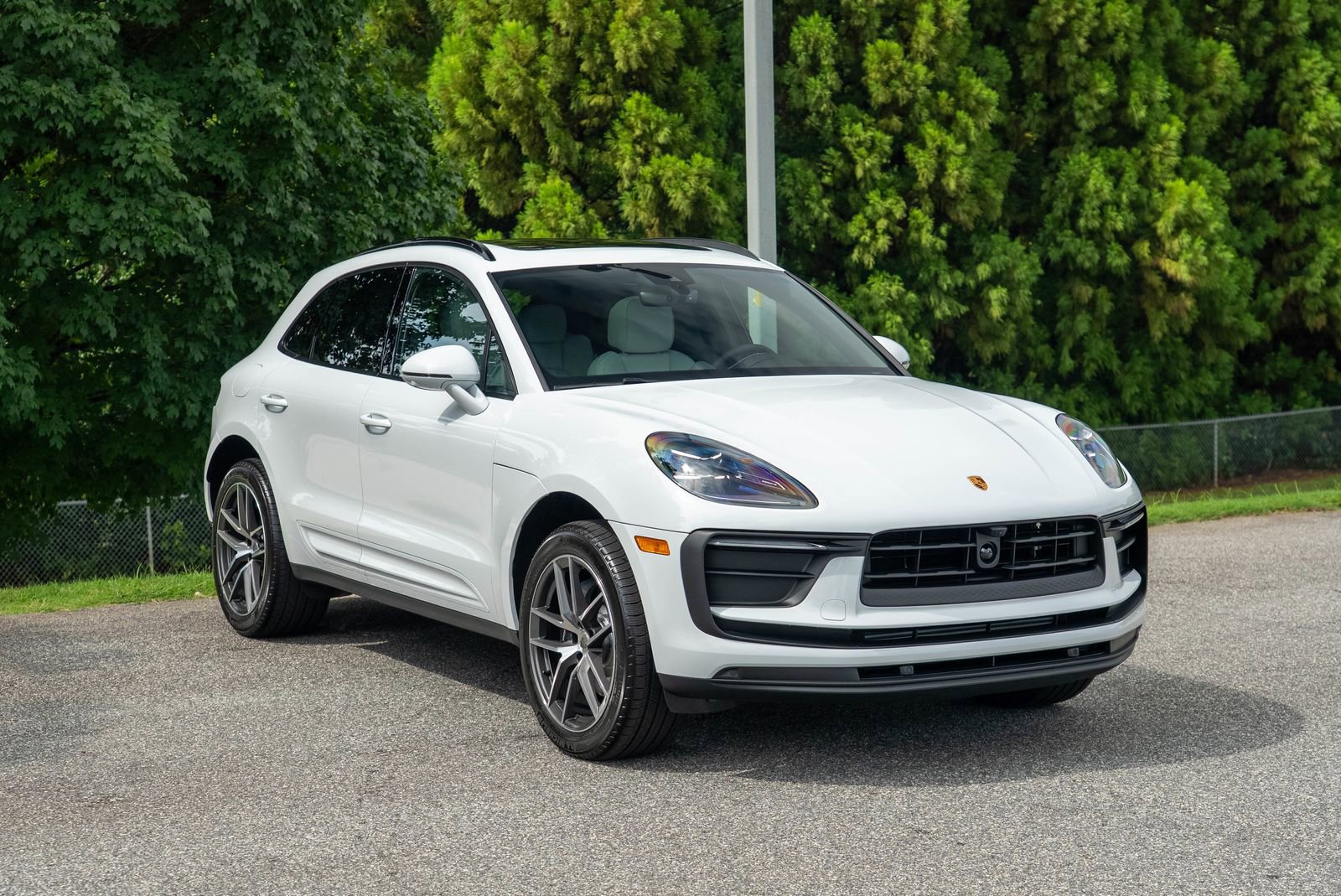 2025 Porsche Macan Base photo 7