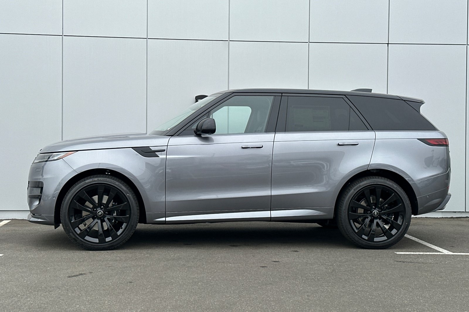 2025 Land Rover Range Rover Sport SE photo 3