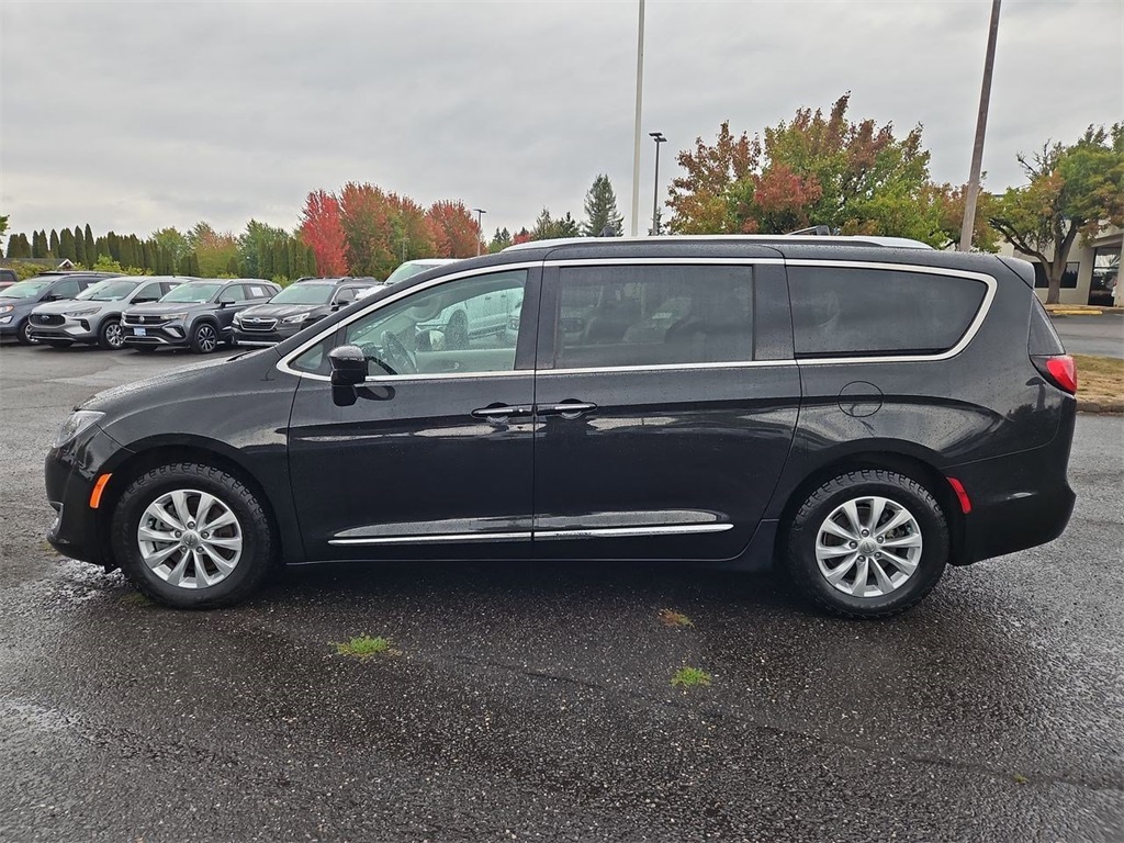 2019 Chrysler Pacifica Touring L photo 2