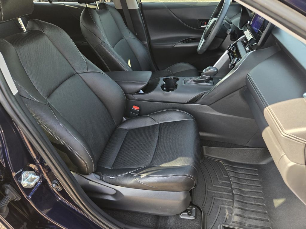 2023 Toyota Venza LE photo 24