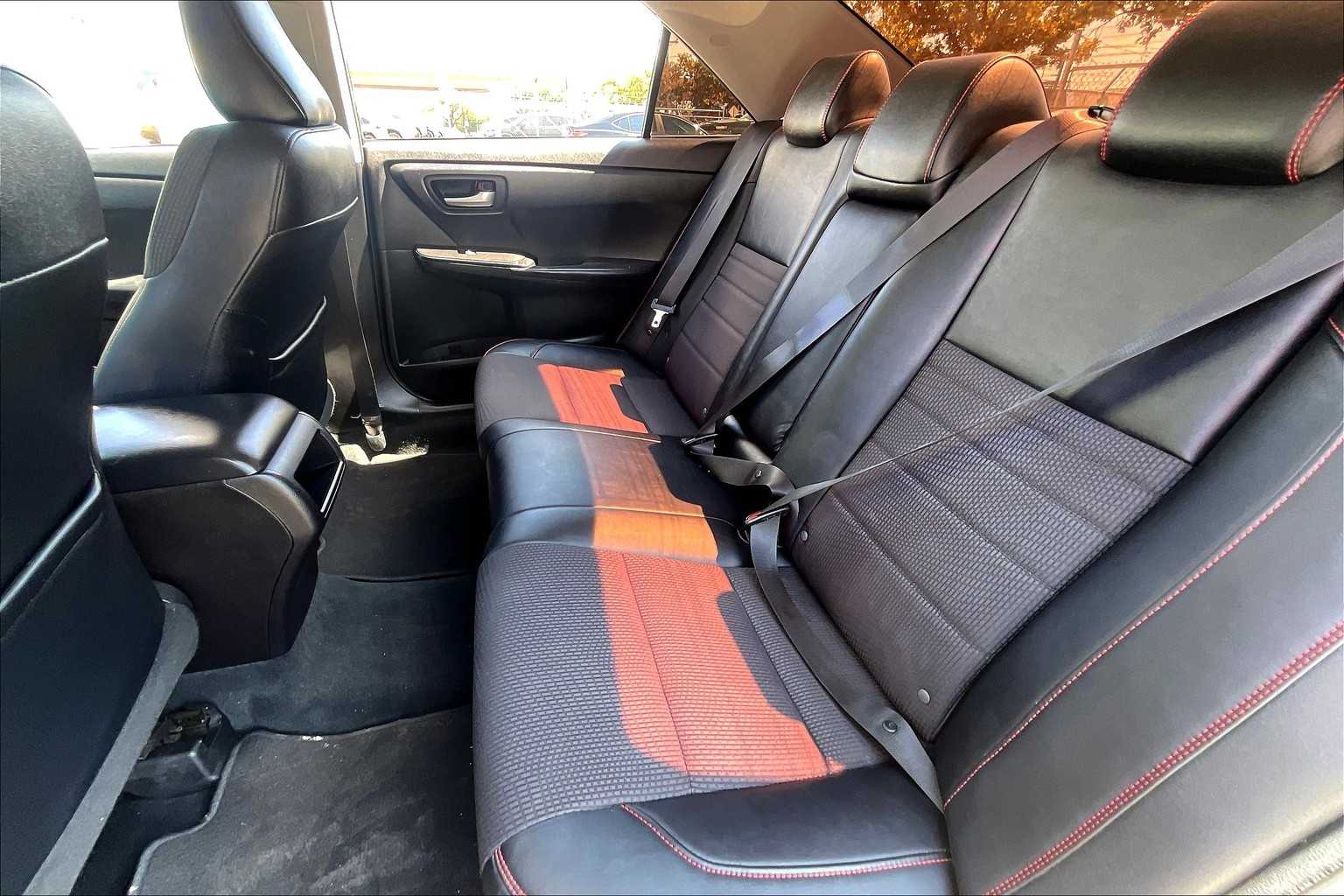 2016 Toyota Camry SE photo 19