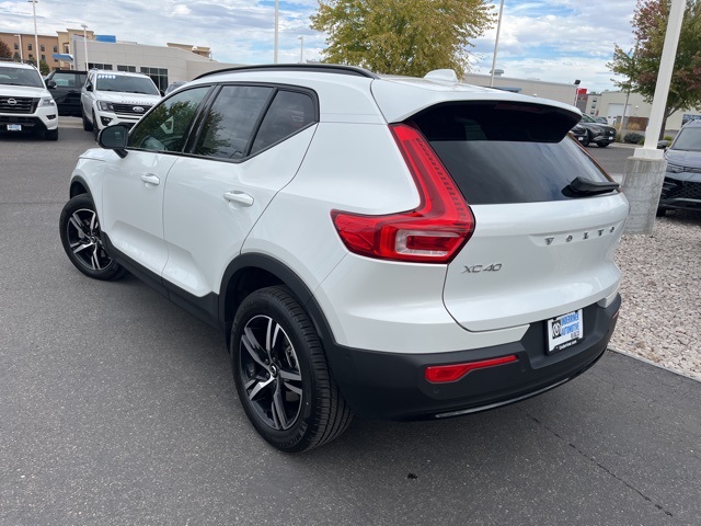 2023 Volvo XC40 Plus photo 2