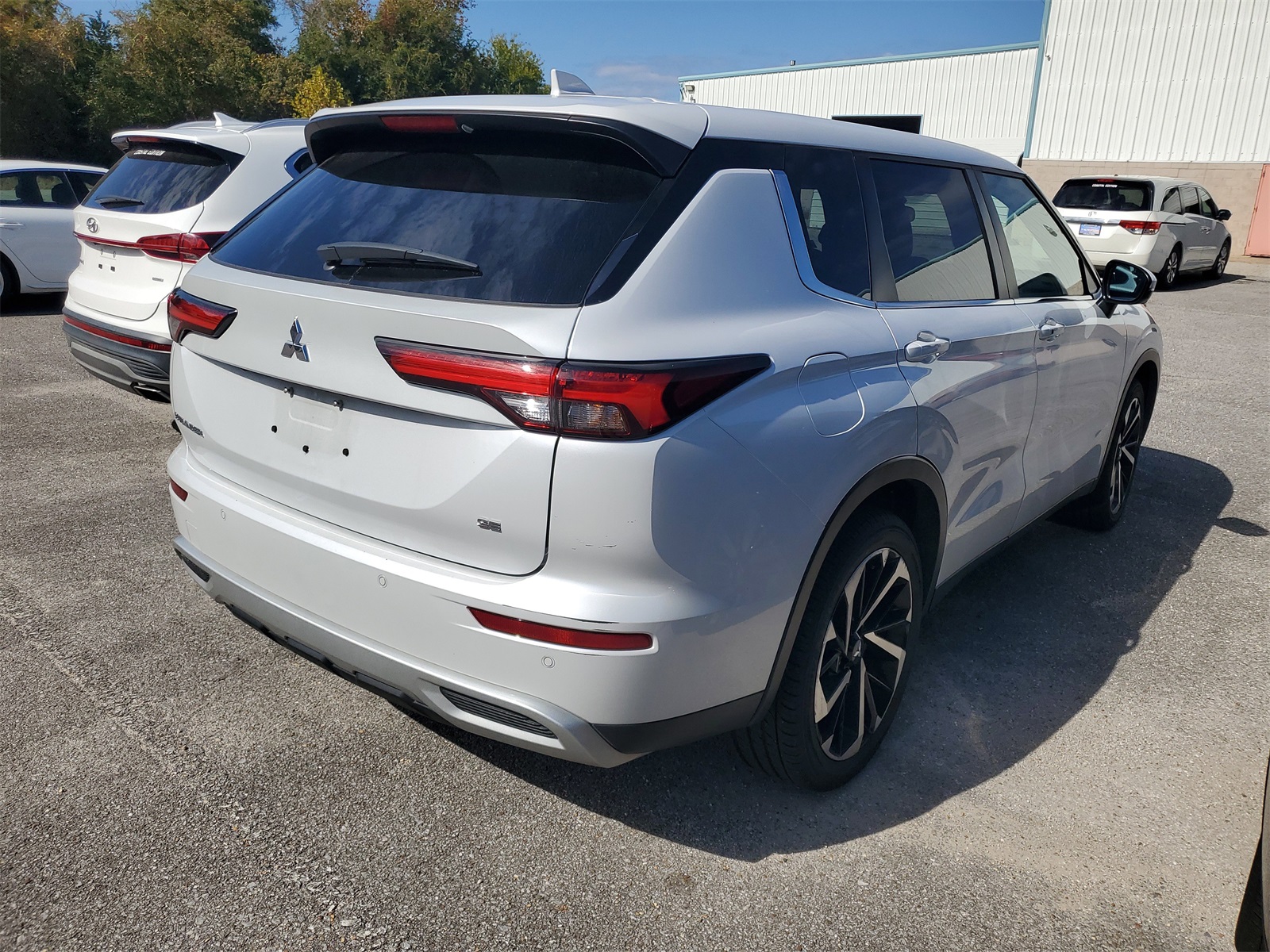 2024 Mitsubishi Outlander SE Black Edition photo 3