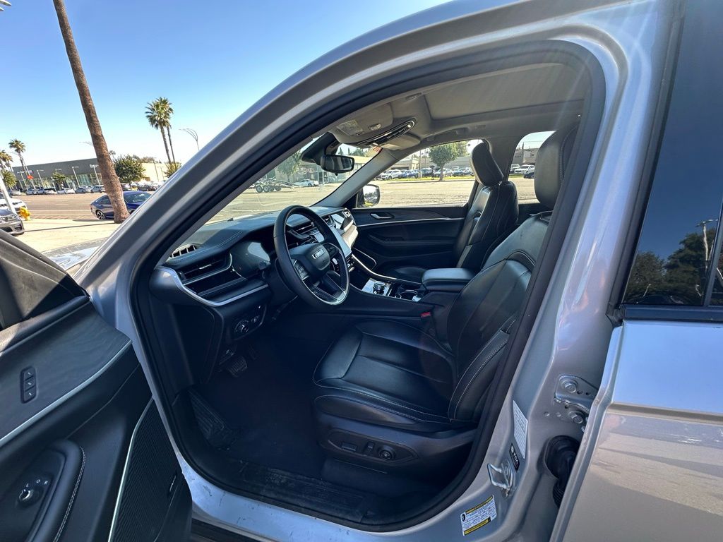 2023 Jeep Cherokee Base photo 3