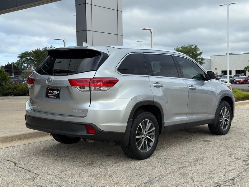 2019 Toyota Highlander XLE photo 2