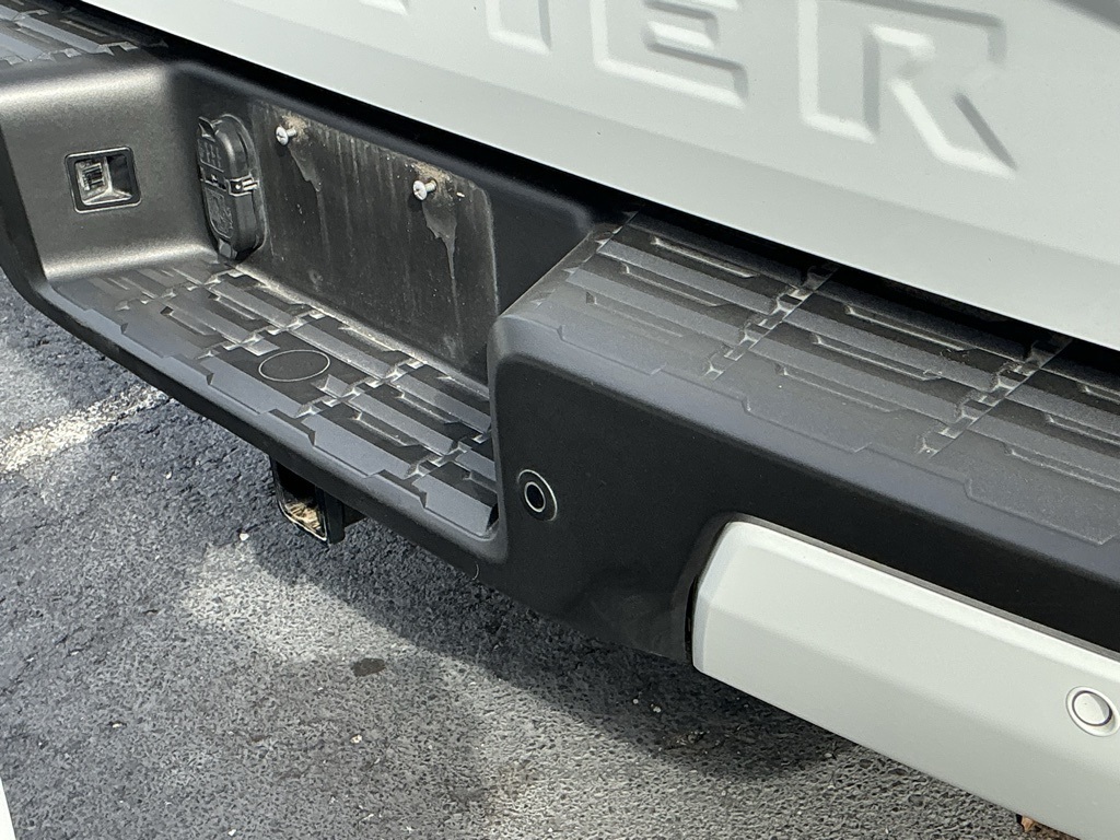 2024 Nissan Frontier SL photo 4