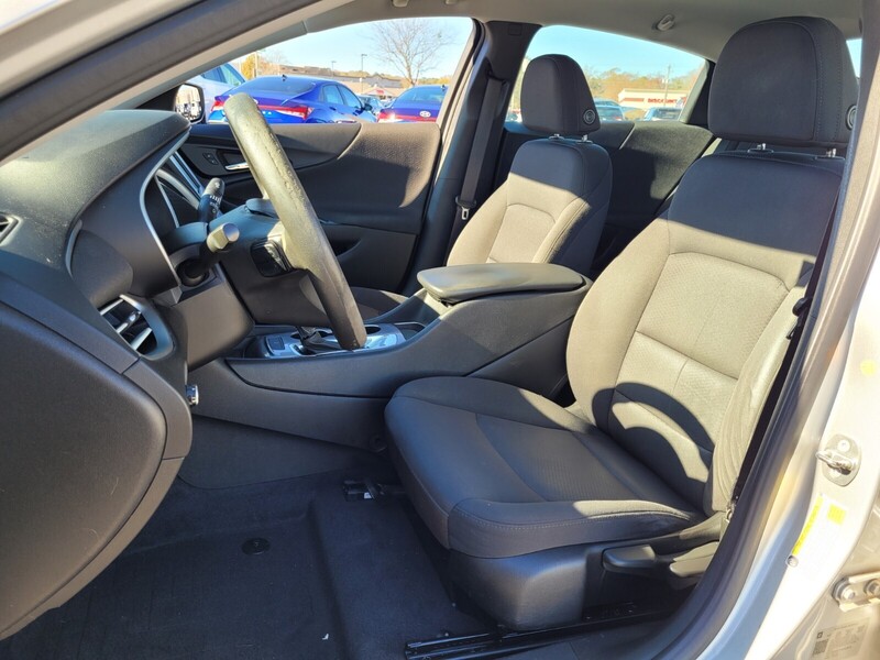 2018 Chevrolet Malibu LS 1LT photo 4