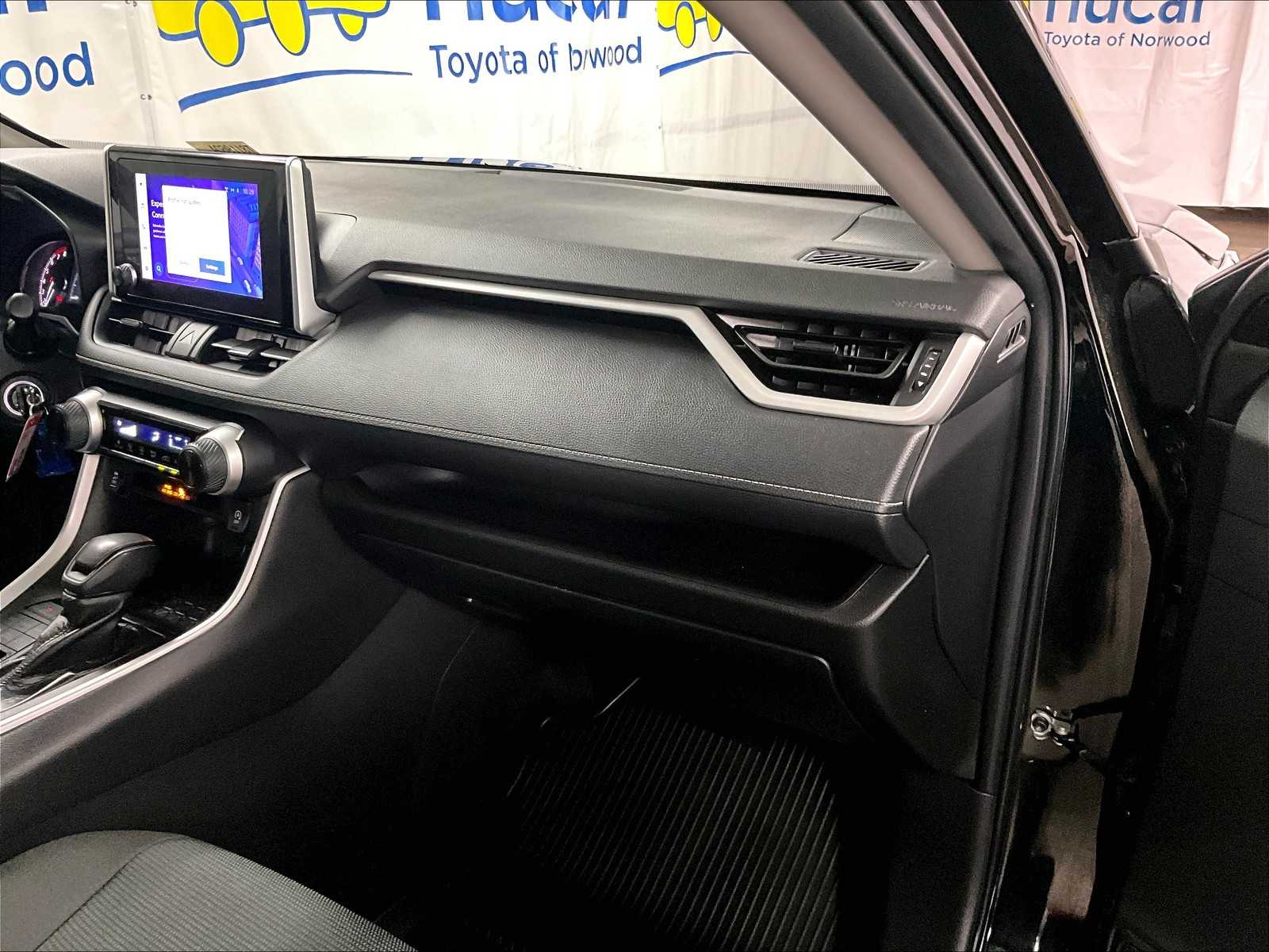 2023 Toyota RAV4 LE photo 13