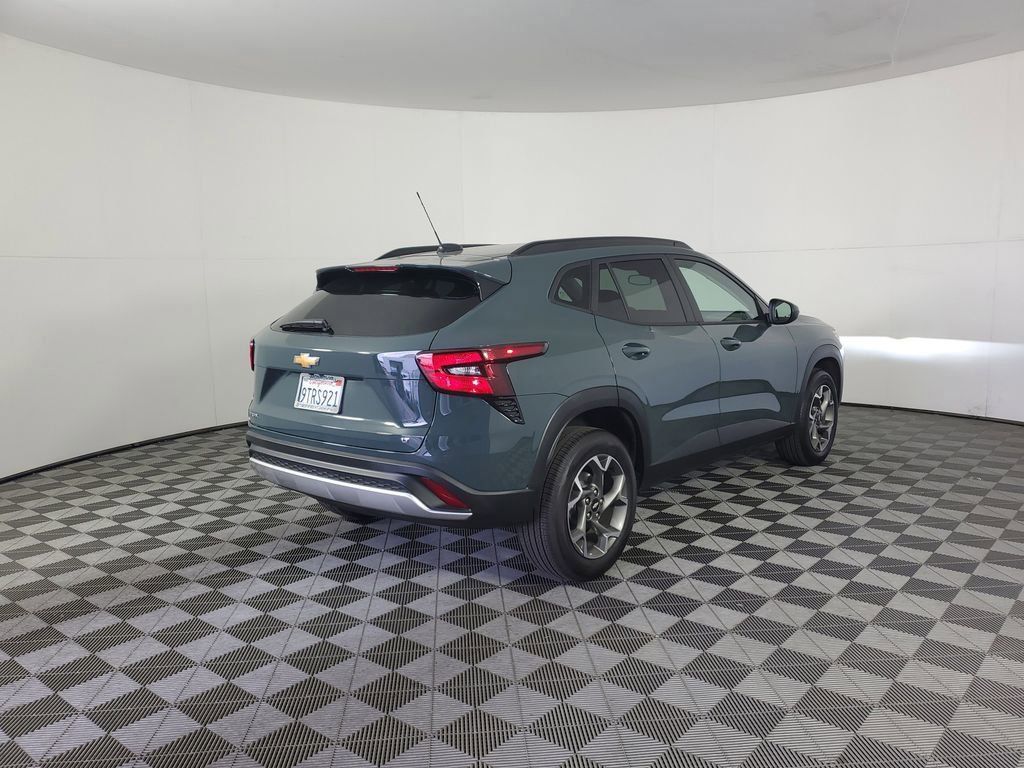 2025 Chevrolet Trax LT photo 2