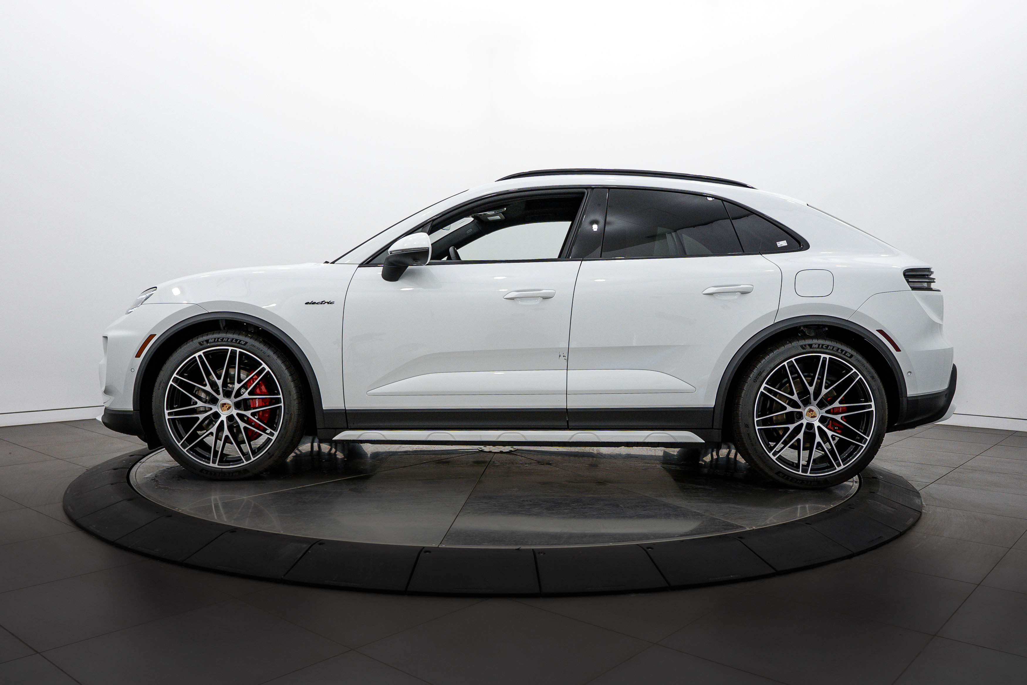 2025 Porsche Macan Electric photo 2